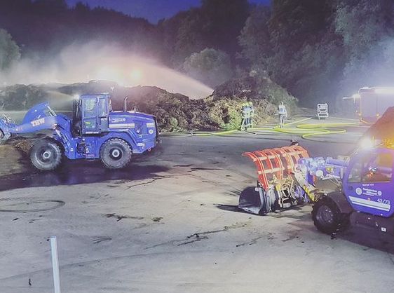 Radlader des THW im Einsatz