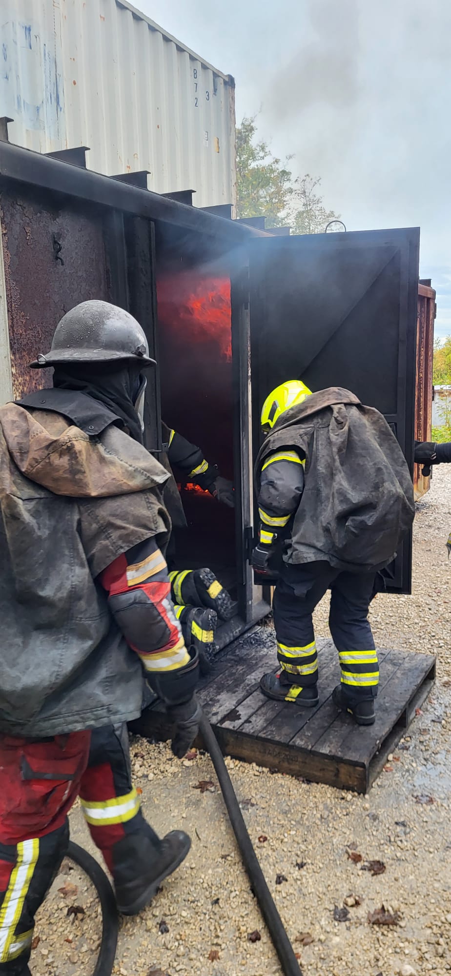 Angriffstrupp beim Betreten des Übungscontainers