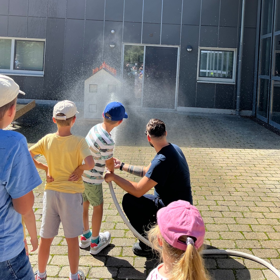 Löschen des Übungsholzhauses der Jugendfeuerwehr