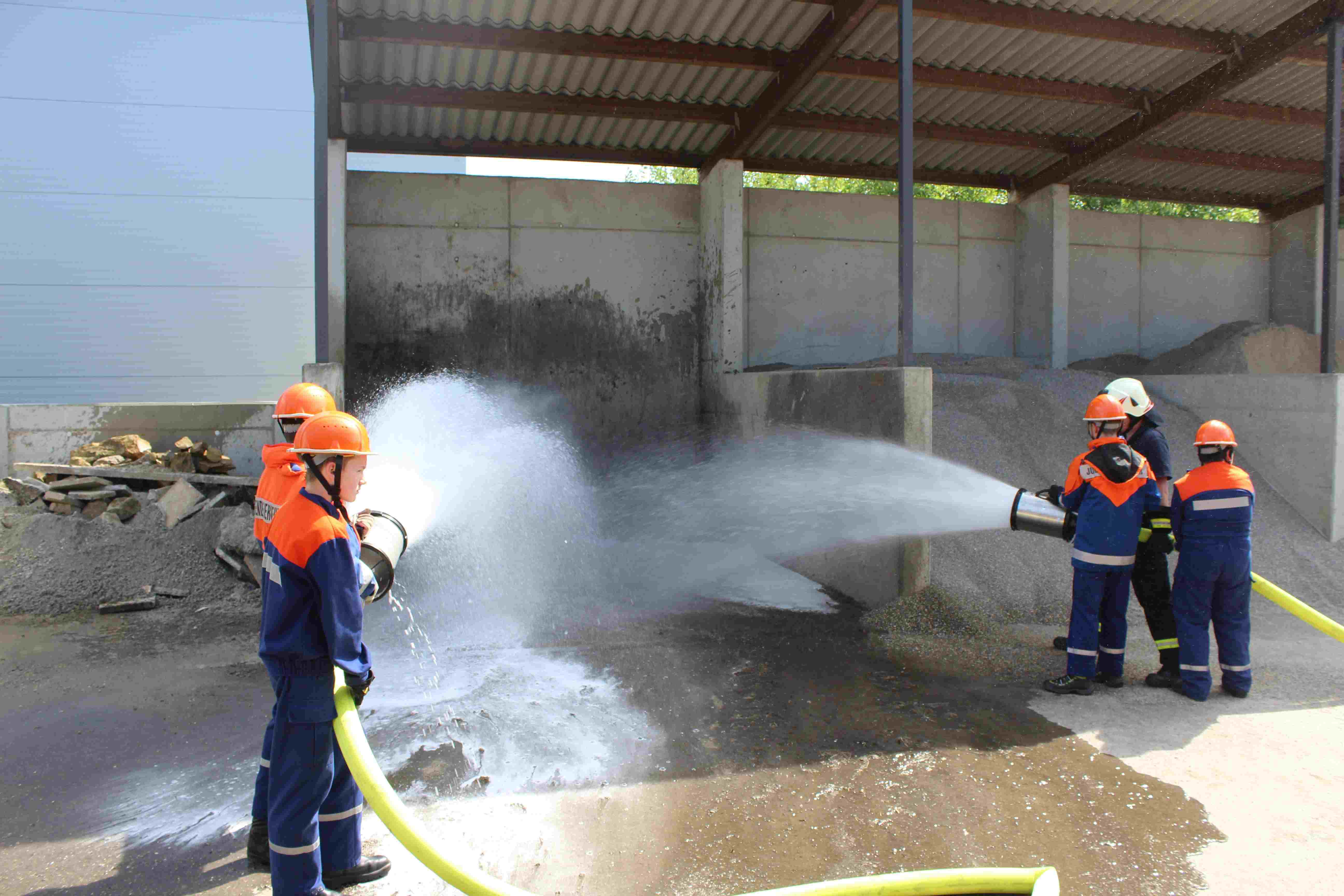 Jugendfeuerwehr mit dem Schaumrohr bei der Übung